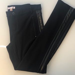 STYLISH BLACK LEGGINGS WITH LEATHER SIDE TRIM.